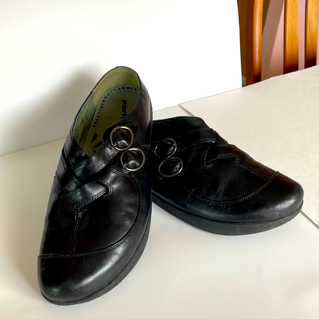 Earth Black Leather Criss Cross Detail Leather Shoe. Great Condition. Size 10